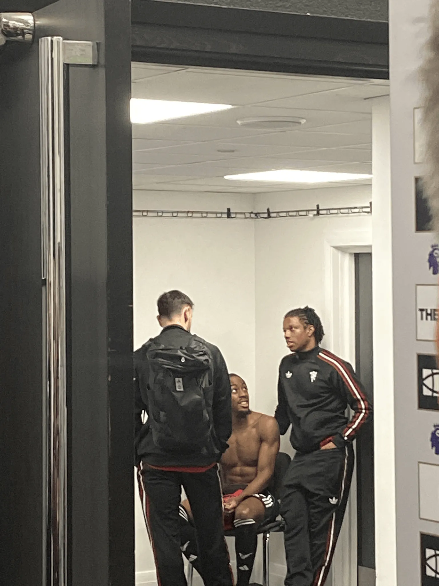 世界杯客户端升级下载-老队友重聚，埃兰加赛后与B费、马拉西亚交谈了5分钟