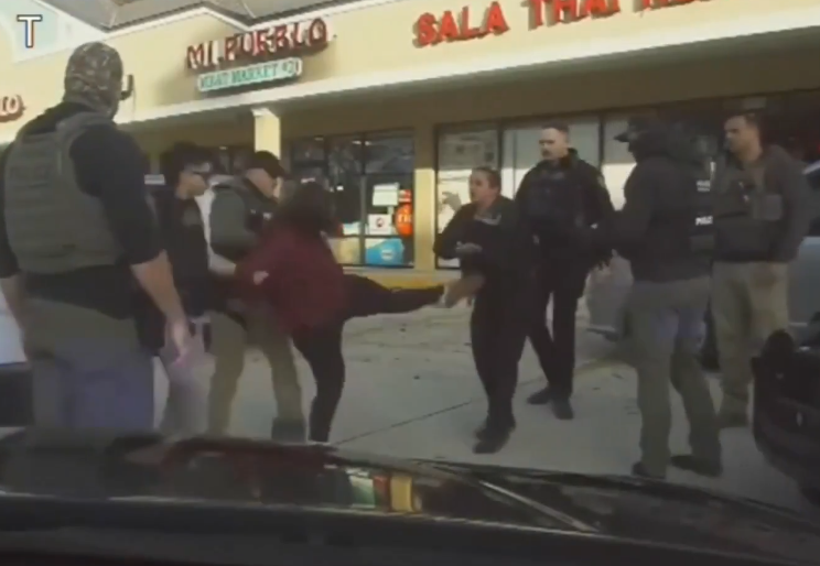 世界杯赛事直播平台下载-女子踹警察被ICE特工强力摁倒！州长回应：这里不是明尼苏达