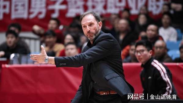 世界杯手机高清观看软件-4战3负！60岁老帅又遇大麻烦，接下来5个对手，有4个是“硬茬子”