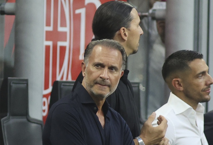 世界杯赛事直播平台下载-迪马：米兰老板卡迪纳莱今日探班球队，与球员、阿莱格里见面拥抱